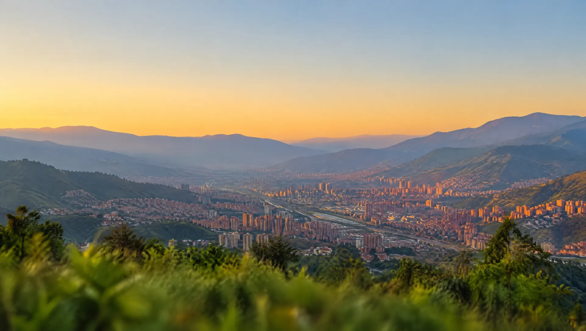 El valle de Medellín al atardecer visto desde la montaña